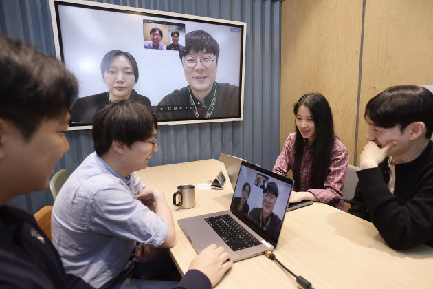 SK텔레콤 을지로 본사에서 AI 모델 개발자들이 엔비디아 담당자들과 원격 회의를 진행하는 모습